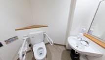 介護施設内の清潔なトイレ空間