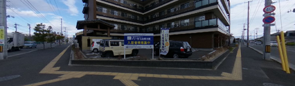 介護施設の正面入り口と看板