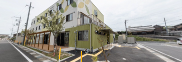 街角の緑豊かな介護施設