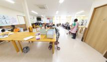 介護施設の明るい居住空間