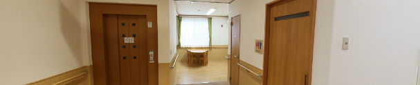 施設内の広々とした廊下