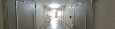 施設の廊下と居室の入口