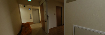 職員が行き来する廊下