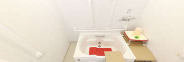 広々とした介護用の浴室