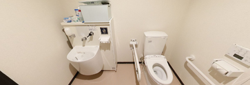 手すり付きの介護用トイレ設備