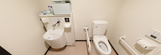 手すり付きの介護用トイレ設備