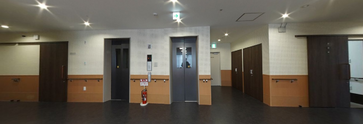 介護施設の居間と廊下