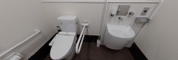 手すり付きの清潔なトイレ空間