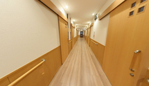 施設の廊下、落ち着いた色合い