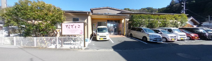 静かな街角の介護施設入口