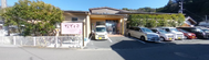 静かな街角の介護施設入口