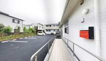 ケア施設のエントランスと外観