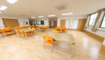 介護施設の共用リビングエリア