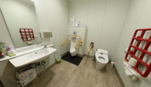 介護施設の廊下とトイレ設備