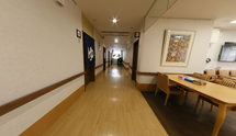 広々とした施設の内装と廊下