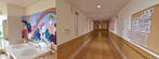 介護施設のダイニングと廊下