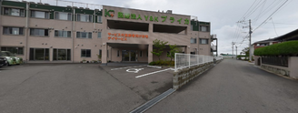 介護施設の外観とアクセス道路