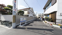 住宅街にある施設外観