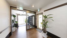 介護施設内部の廊下の風景