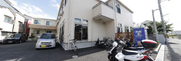 介護施設の外観と通り