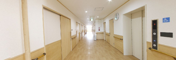 綺麗で広い介護施設の通路