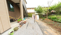 手入れされた施設庭園