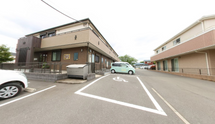 広々とした駐車場の施設