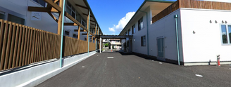 広々とした介護施設の外観