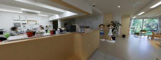 明るい受付とアートが飾る施設
