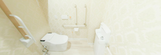 介護施設内のトイレと共用スペース