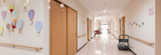 明るい介護施設の廊下と装飾