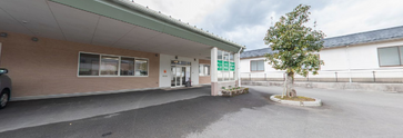 介護施設の正面入口と外観