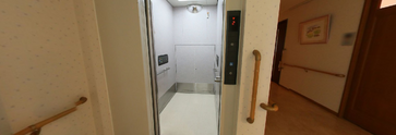 介護施設の光る廊下