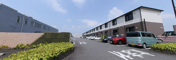 介護施設の外観と接道状況