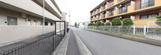 介護施設の外観と通りの景色