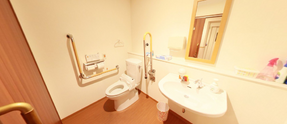 介護施設のトイレと廊下