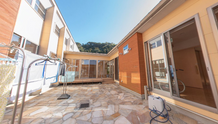 介護施設の中庭と居住スペース