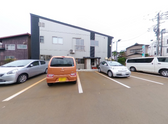 清潔感のある施設外観と駐車場
