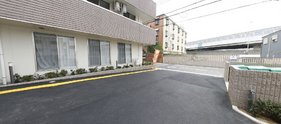 明るい介護施設の外観