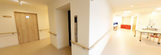 ケアホームの広々とした廊下