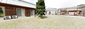 緑に囲まれた介護施設外観