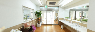 介護施設内の綺麗な通路と休憩所