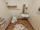 明るいトイレの室内