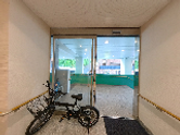 明るい玄関の廊下
