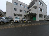広い駐車場と建物の外観