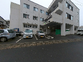 広い駐車場と建物の外観