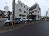 施設のエントランス前