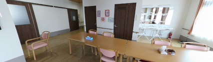 広い共用リビングの内観