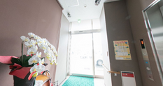 介護施設のエントランスと案内表示