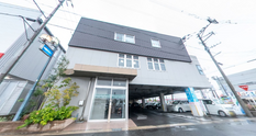 介護施設の外観と駐車場